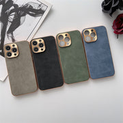 Coque à finition veloutée et contours dorés pour iPhone
