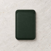 Porte-cartes magnétique — vert sapin — fond pierre claire