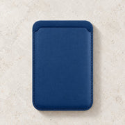 Porte-cartes magnétique — bleu nuit — fond pierre claire