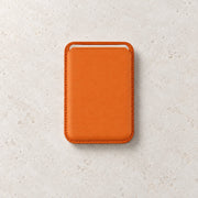 Porte-cartes magnétique — orange vif — présentation sur pierre claire