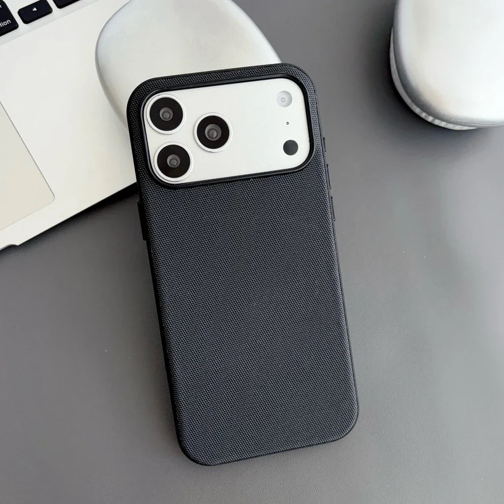 Pack Signature iPhone — coque tissée, écran et porte-clés AirTag