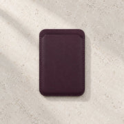 Porte-cartes magnétique — rouge cerise — fond pierre claire