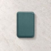 Porte-cartes magnétique — vert foret — fond pierre claire