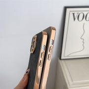 Coque à finition veloutée et contours dorés pour iPhone