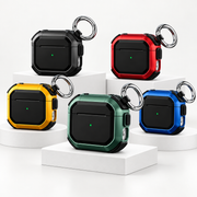 Coques AirPods renforcées avec mousqueton — collection sur fond blanc