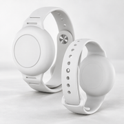 Bracelet AirTag en silicone blanc — deux vues — AirTag non inclus