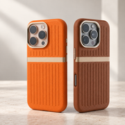 Coques rainurées pour iPhone — orange et marron, présentation sur pierre claire