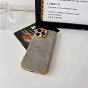 Coque à finition veloutée et contours dorés pour iPhone